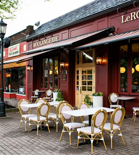 A restaurant with tables and chairs outside